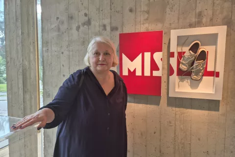 Lela B. Njatin ob enem od objektov na razstavi Pravica do pozabe. / Foto: Igor Kavčič