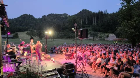 Ko se je večer začel preve&scaron;ati v noč, je postalo &scaron;e posebej čarobno. / Foto: Klara Mrak