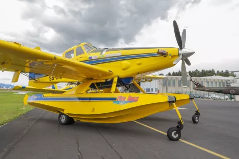 sprejem članov ekip za podporo ga&scaron;enju iz zraka pilotov piloti air tractor in helikopter v sloveniji in makedoniji voja&scaron;ko letali&scaron;če Brnik podelitev priznanj / Foto: Tina Dokl