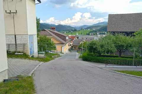 Projekt ureditve celovitega odvajanja vode v strmem delu Blego&scaron;ke ulice predvideva vkop cevovoda z zadrževalnikom. / Foto: Jure Ferlan