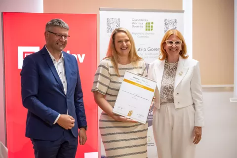 Podelitev priznanj najbolj&scaron;im inovacijam Gorenjske 2026Gospodarska zbornica Slovenije - Regionalna zbornica GorenjskaPrejemnik Zlato priznanjeSKIN FAIRYTALE d.o.o.Inovacija: Growth Serum: inovativni serum za povečanje gostote las in zmanj&scaron;anje izpadanja / Foto: Nik Bertoncelj