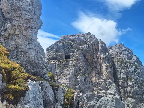 Vrh Ko&scaron;trunovih &scaron;pic je prepleten z voja&scaron;kimi rovi. / Foto: Jelena Justin