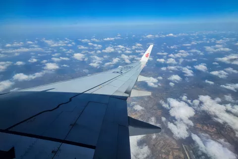 Tekom drugega poleta je bilo skozi okno možno spremljati pestro pokrajino. / Foto: Nik Bertoncelj
