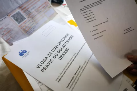 Dolgotrajna oskrba: dolgi postopki, premalo kadra