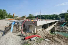 gradnja nov most in nova kanalizacijska cev planika Kranj na fotografiji desno stara kanalizacijska cev, levo kjer je okrogla odprtina pod mostom, tam bo &scaron;la nova cev / Foto: Tina Dokl