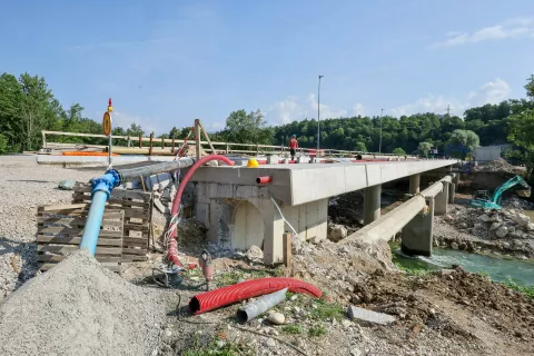 gradnja nov most in nova kanalizacijska cev planika Kranj na fotografiji desno stara kanalizacijska cev, levo kjer je okrogla odprtina pod mostom, tam bo &scaron;la nova cev / Foto: Tina Dokl