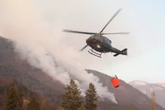 požar v naravo Poto&scaron;ka gora vas Potoče občina Preddvor ga&scaron;enje helikopter gasilci težko dostopen gozd vas Možjanca suho obdobje brez padavin / Foto: Gorazd Kavčič