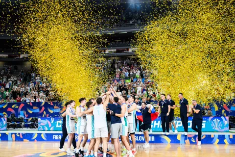 V finalu je Slovenija visoko premagala Srbijo z 84 : 65 in osvojila naslov evropskega prvaka. / Foto: Ko&scaron;arkarska zveza Slovenije