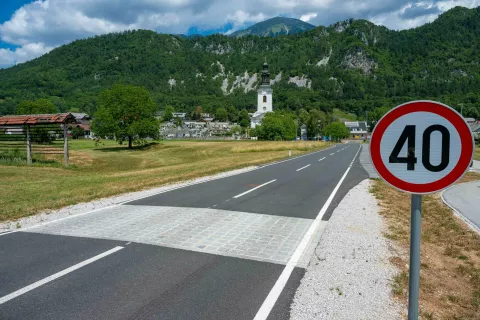 Prestrogi &raquo;ležeči policaji&laquo; na na&scaron;ih cestah