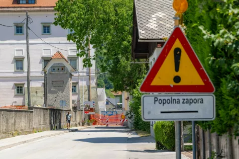 Vendarle popolna zapora