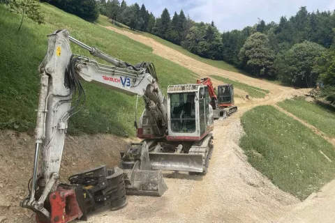 Na Osolniku sanirajo plaz