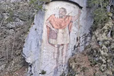 Sveti Kri&scaron;tof je pogosto upodabljen svetnik. Nekaj posebnega je okrog 12 metrov visoka freska, ki jo je na Pavličevo skalo ob Belskem potoku v dolini Bele nad Železno Kaplo na Koro&scaron;kem po naročilu furmanov iz doline Bele leta 1861 naslikal Primus Haberl. Pri freski je vsako leto avgusta žegnanje avtomobilov. / Foto: Jože Ko&scaron;njek 