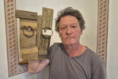 Vizualni umetnik Andrej &Scaron;tular z razstavo gnoj = zlato v Galeriji Layerjeve hi&scaron;e prijateljuje s Srečkom Kosovelom in misli njegovo poezijo. / Foto: Igor Kavčič