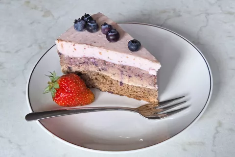 Skutina torta z jagodičevjem / Foto: Erika Jesenko