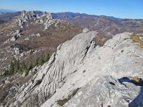 Z vrha Madvjeđeveka kuka se odpre fantastičen pogled na greben Dabarskih kukov, posebej izrazita vrhova sta Grabar in Kiza. V ozadju se vidi tudi Bačić kuk. / Foto: Jelena Justin