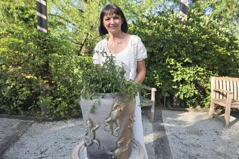 Vodja projekta Jasna Hrovatin ob eni izmed keramičnih skulptur. / Foto: &Scaron;pela &Scaron;imenc