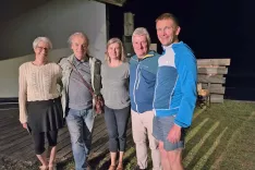 Polona Karničar Virnik, Zdravko Haderlap, Maja Lesar, Vili O&scaron;ina in jezerski župan Andrej Karničar po predstavitvi filma Grapa v jezerskem Županovem kotu. / Foto: Jože Ko&scaron;njek