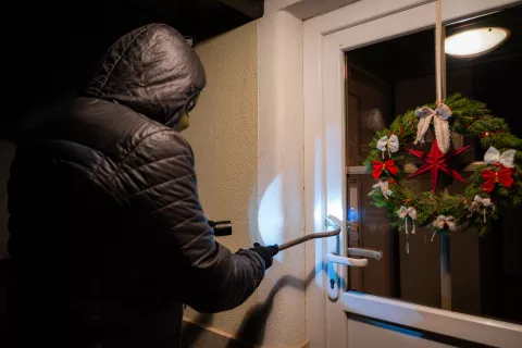 Simbolična fotografija vlomilca na delu / Foto: Primož Pičulin