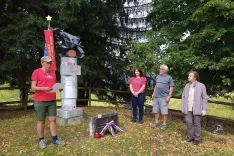 V okviru spominskega dneva je 31. julija najprej delegacija Občine Jesenice obiskala Obranco, kjer je bil oborožen spopad Cankarjeve čete leta 1941, prvi na Gorenjskem v drugi svetovni vojni. Sekretarka Združenja borcev za vrednote NOB Jesenice Irena Kolbl je obudila spomin na takratno bitko, skupaj s predstavnico Občine Jesenice Matejo Drobič sta k spomeniku položili venec. / Foto: janko rabič