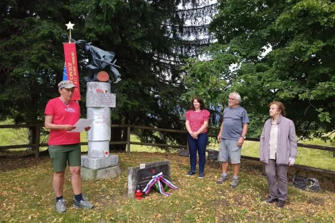 V okviru spominskega dneva je 31. julija najprej delegacija Občine Jesenice obiskala Obranco, kjer je bil oborožen spopad Cankarjeve čete leta 1941, prvi na Gorenjskem v drugi svetovni vojni. Sekretarka Združenja borcev za vrednote NOB Jesenice Irena Kolbl je obudila spomin na takratno bitko, skupaj s predstavnico Občine Jesenice Matejo Drobič sta k spomeniku položili venec. / Foto: janko rabič