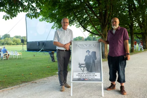 Matjaž &Scaron;porar (levo), vnuk fotografa Petra Nagliča in Miha Čelar, režiser dokumentarnega filma Fotograf, na premiernem predvajanju v sklopu filmskih večerov v Arboretumu Volčji Potok. Radomlje, 16. 7. 2026 / Foto: Matic Zorman
