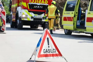 simulacija nesreča med motorjem in osebnim avtom avto motor policija gasilci motoristi re&scaron;evalci re&scaron;evalec re&scaron;evalno vozilo re&scaron;ilec poligon varna vožnja blagoslov motorjev Preddvor / Foto: Tina Dokl