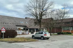 Če bo Kmetijska zadruga Križe hotela &scaron;e naprej uporabljati poslovno stavbo &ndash; trgovina s skladi&scaron;čem in pisarnami v Križah, jo bo morala odkupiti od KGZ Tržič &ndash; v stečaju (ali jo najeti od morebitnega novega lastnika). / Foto: Cveto Zaplotnik