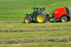 Kmetje se v času glavne sezone kmetijskih del soočajo z doslej najvi&scaron;jimi cenami kmečke nafte. / Foto: Cveto Zaplotnik