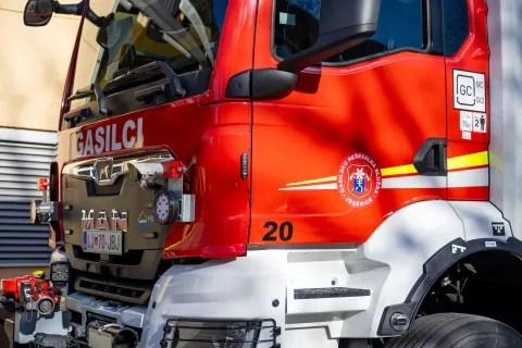 GARS Jesenice Gasilsko re&scaron;evalna služba Jesenice 17.2.2026Re&scaron;evalno vozilo VOZ-20: DSGV namenjeno za posredovanje v železni&scaron;kih predorih in železni&scaron;kih tirih. Dvopotno specialno gasilsko vozilo / Foto: Nik Bertoncelj