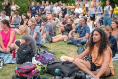 Na stolu ali travniku za uživanje v filmih in glasbi. Utrinek enega preteklih festivalov Kino Bled. / Foto: arhiv Kino Bled