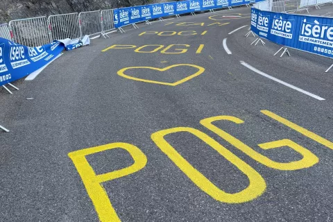 Ovinki pod Alpe d'Huezom so pripravljeni na Pogijev prihod. / Foto: Klavdija &Scaron;turm