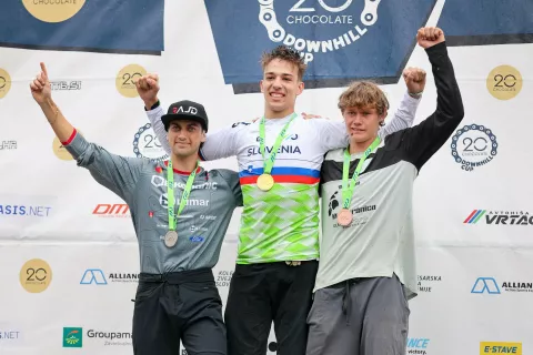 slovenski pokal v spustu državno prvenstvo in 20 chocolate downhill cup Kranjska gora na fotografiji zmagovalci državno prvenstvo v spustu z leve Marko Niemiz Bikehanic Lumar drugo mesto, Matej Osolin Golovec Trails državni prvak zmagovalec, Maks Struna KK Zavr&scaron;nica tretje mesto / Foto: Tina Dokl
