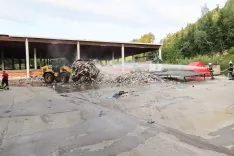 Na deponiji Mala Mežakla so v soboto zagoreli odpadki. Ogenj je zajel tudi približno 40 kvadratnih metrov ostre&scaron;ja. / Foto: GARS Jesenice