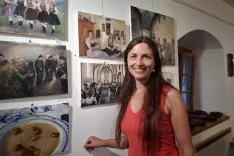 Anja Bunderla na razstavi likovnih del, lončenine in panjskih končnic v farovžu v Gorjanah. / Foto: Jože Ko&scaron;njek