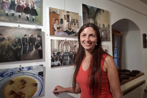 Anja Bunderla na razstavi likovnih del, lončenine in panjskih končnic v farovžu v Gorjanah. / Foto: Jože Ko&scaron;njek