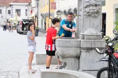 poletje turisti obiskovalci občani prebivalci voda vročina Radovljica / Foto: Tina Dokl