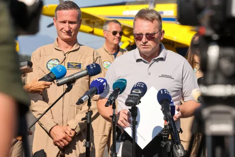 novinarska tiskovna konferenca požarna ogroženost URSZR Leon Behin generalni direktor Letali&scaron;če J pučnika Brnik / Foto: Tina Dokl