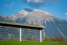 Simbolična fotografija jesenska gorenjska pokrajina. Razgled na kozolec s Stolom v ozadju. / Foto: Nik Bertoncelj