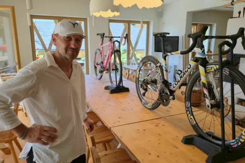 Eko glamping reort Kir&scaron;tof razstavljena kolesa / Foto: alenka brun