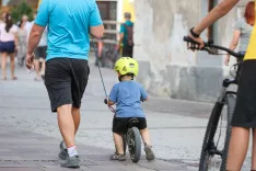 simbolična fotografija otro&scaron;ko kolo otrok stiska čelada varnost družina otrok poganjalec poganjalček otrok na vrvici / Foto: Tina Dokl