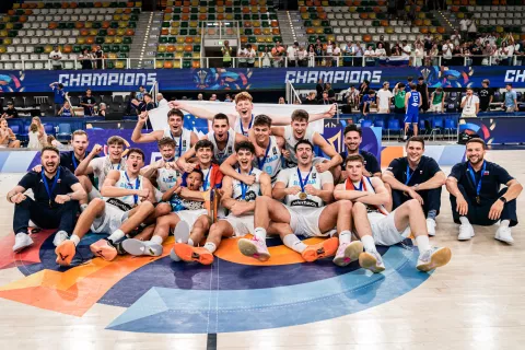 Mladi slovenski ko&scaron;arkarji so bili velikem finalu od prve minute bolj&scaron;i od Italijanov ter z zmago 88:71 spisali zgodovino. / Foto: Ko&scaron;arkarska zveza Slovenije
