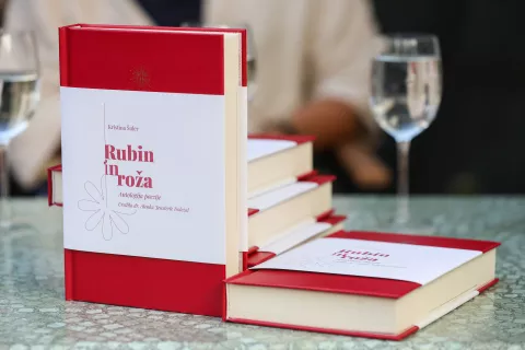 160-letnica rojstva pesnice Kristine &Scaron;uler izid in predstavitev antologije Rubin in roža, urednica prof. dr. Alenka Jensterle Doležal, atrij &Scaron;melova hi&scaron;a Kropa / Foto: Tina Dokl