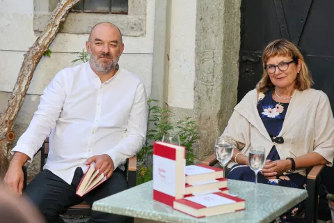 160-letnica rojstva pesnice Kristine &Scaron;uler izid in predstavitev antologije Rubin in roža, urednica prof. dr. Alenka Jensterle Doležal, atrij &Scaron;melova hi&scaron;a Kropa na fotografiji z leve Gaber Trseglav igralec, Alenka Jensterle Doležal / Foto: Tina Dokl