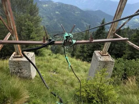 Kočo bodo oskrbovali s helikopterjem