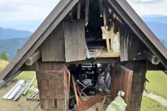 koča na golici strgana zajla / Foto: koča na golici strgana zajla