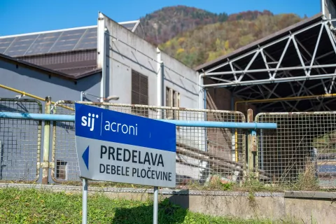 Odprtje tehničnega spomenika - ozkotirne električne lokomotive OE-VI pred obratom Predelave debele pločevine SIJ Acroni Jesenice.Simbolična fotografija tabla Predelava debele pločevine Acroni. / Foto: Nik Bertoncelj