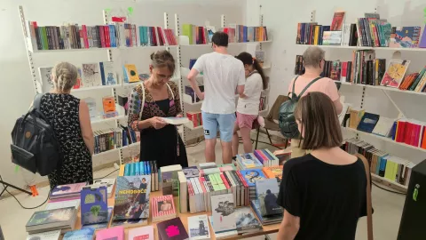 Ljudje so v pop up knjigarni hitro na&scaron;li kak&scaron;no čtivo zanje / Foto: Alenka Brun