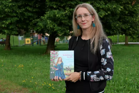 dddr. Mira delavec Touhami, nedolžnost in sila, slikanica / Foto: alenka brun