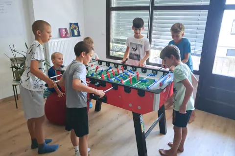Počitnikarji se navdu&scaron;ujejo nad igranjem namiznega nogometa. / Foto: arhiv KamRe