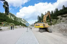 Prometni kaos Vr&scaron;ič nepravilno parkirana vozila avtomobili kolesar kolesarji avto motor motoristi avtobusni prevoz avtobus gradbi&scaron;če gradnja parkiri&scaron;č parkiri&scaron;ča delavci, občina Kranjska gora / Foto: Tina Dokl